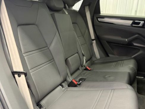 Used 2022 Porsche Cayenne Platinum Edition AWD/4WD image 17