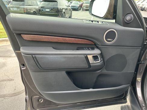Used 2023 Land Rover Discovery Metropolitan Edition AWD/4WD image 15