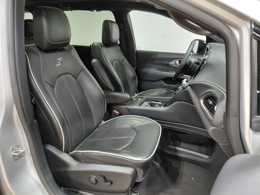 Certified 2026 Chrysler Pacifica Limited w/ S Appearance Package FWD image 33