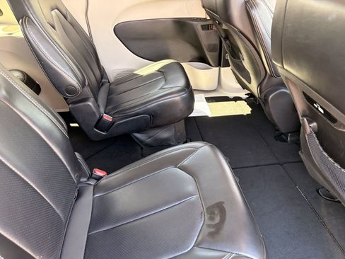 Used 2023 Chrysler Pacifica Touring-L FWD image 14