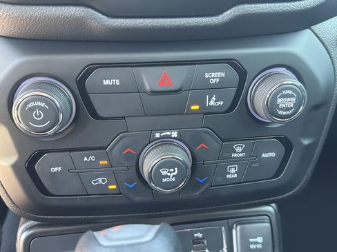 Used 2023 Jeep Renegade Latitude AWD/4WD image 33