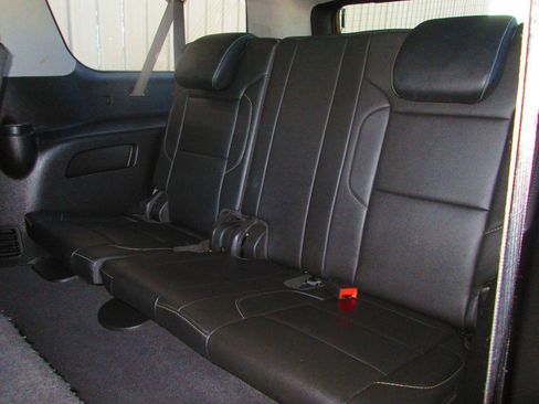 Used 2019 Chevrolet Suburban LT w/ Luxury Package image 8