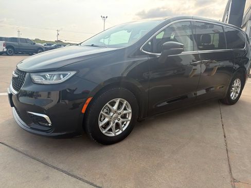 Used 2023 Chrysler Pacifica Touring-L FWD image 7