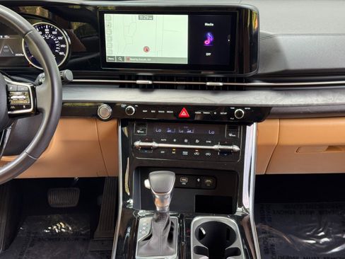 Used 2024 Kia Carnival EX image 22