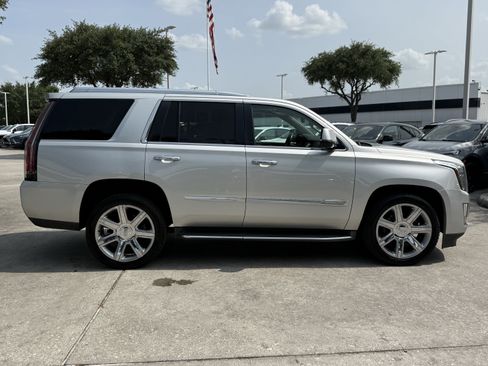 Used 2016 Cadillac Escalade Luxury RWD image 3