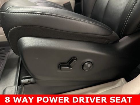 Used 2024 Chrysler Pacifica Touring-L image 7