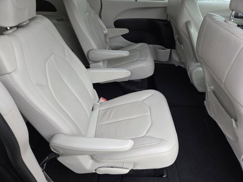 Used 2017 Chrysler Pacifica Touring-L w/ Tire & Wheel Group image 19