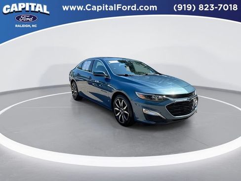 Used 2025 Chevrolet Malibu RS FWD image 2