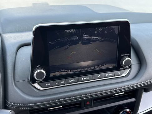 Used 2024 Nissan Rogue SV FWD image 6