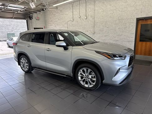 Used 2021 Toyota Highlander Limited AWD/4WD image 1