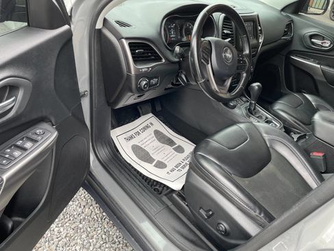 Used 2020 Jeep Cherokee Latitude Plus w/ Cold Weather Group AWD/4WD image 12