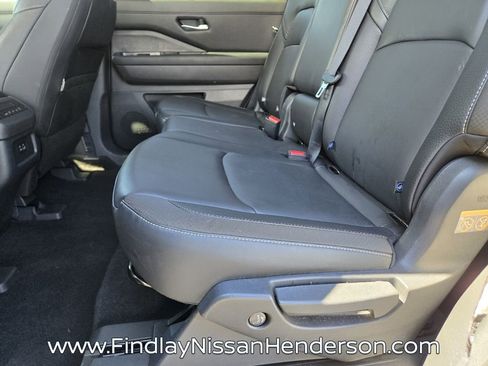 Used 2025 Nissan Pathfinder SL FWD image 11