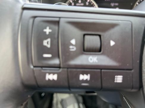 Used 2025 Nissan Pathfinder SV image 15