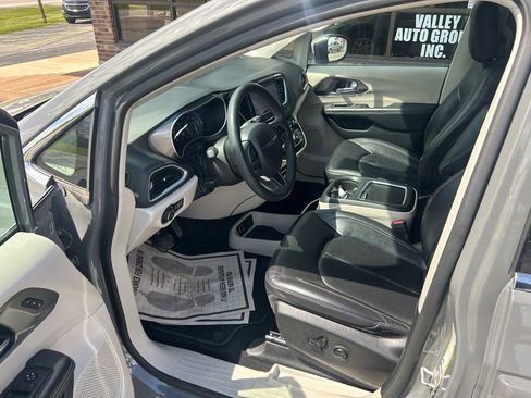 Used 2023 Chrysler Pacifica Touring-L FWD image 15