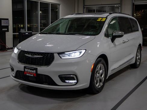 Used 2023 Chrysler Pacifica Limited image 3