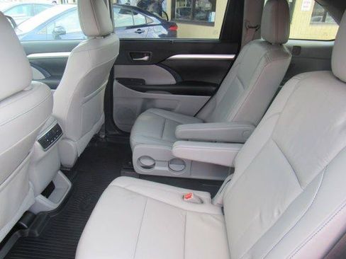 Used 2019 Toyota Highlander XLE AWD/4WD image 23