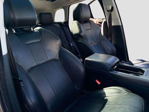 Used 2019 Land Rover Range Rover Evoque SE Premium image 28