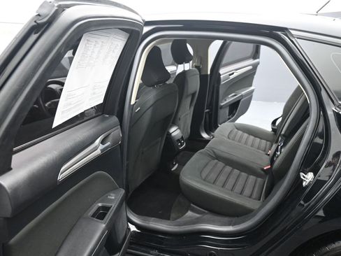 Used 2018 Ford Fusion SE w/ Fusion SE Technology Package image 16