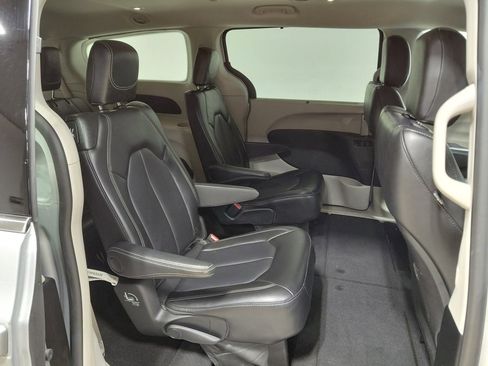 Certified 2024 Chrysler Pacifica Touring-L image 44