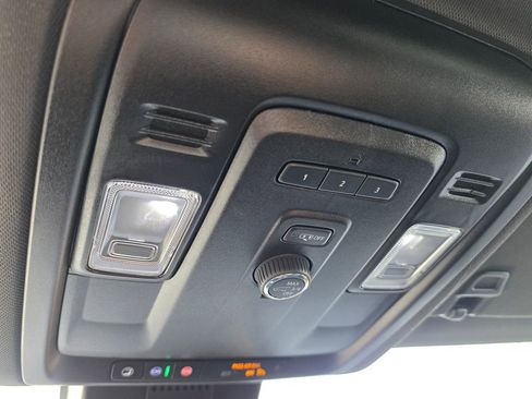 Used 2024 Chevrolet Suburban LT image 31