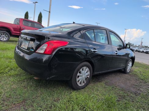 Used 2012 Nissan Versa SV FWD image 2