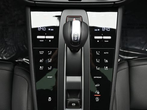 Used 2025 Porsche Macan image 42