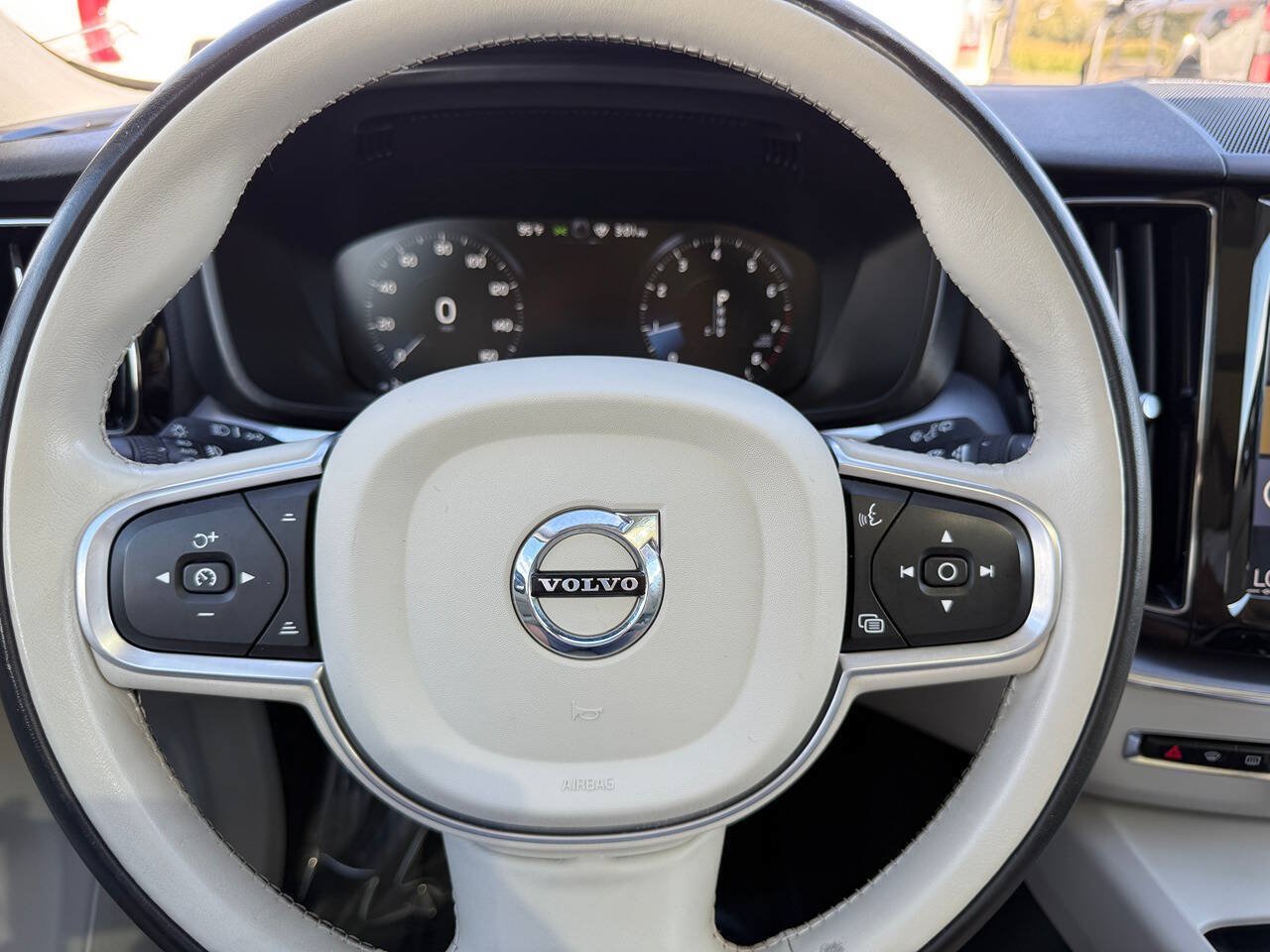 Used 2020 Volvo XC60 T5 Momentum w/ Protection Package Premier AWD/4WD image 34