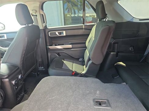 Used 2022 Ford Explorer XLT image 11