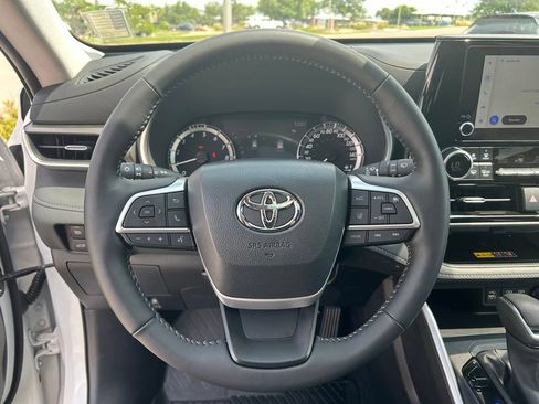 Used 2026 Toyota Highlander AWD image 19