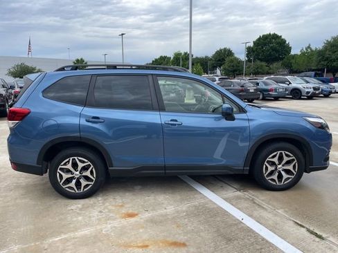 Used 2022 Subaru Forester Premium image 2