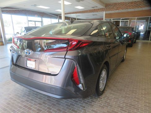 Used 2018 Toyota Prius Prime Premium FWD image 4