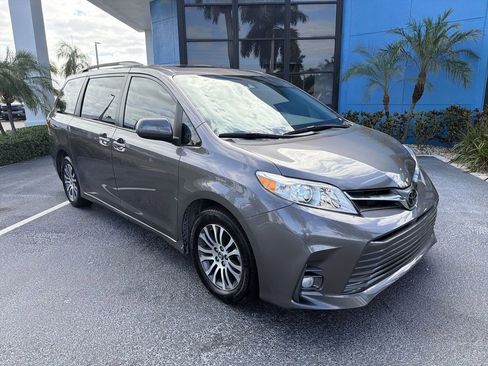 Used 2019 Toyota Sienna XLE w/ XLE Navigation Package image 18