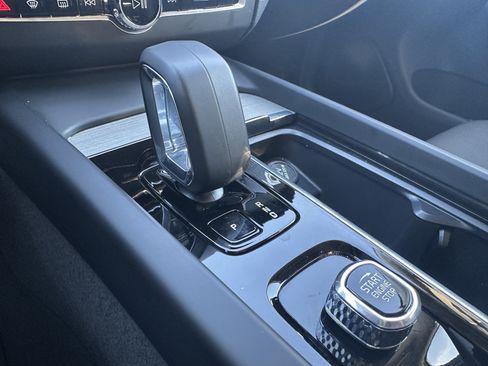 Used 2025 Volvo XC60 B5 Plus image 22