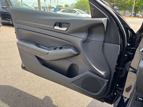 Used 2025 Nissan Altima 2.5 SV image 18