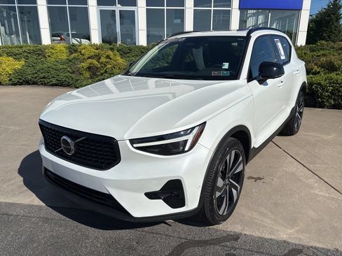 Certified 2024 Volvo XC40 B5 Plus w/ Climate Package AWD/4WD image 2