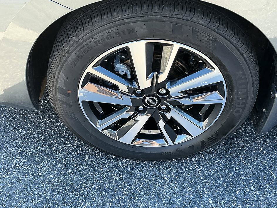 Certified 2025 Nissan Versa SV w/ Trunk Package FWD image 7
