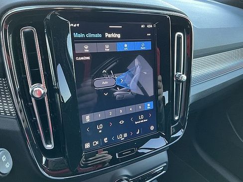 Certified 2025 Volvo XC40 B5 Plus image 26