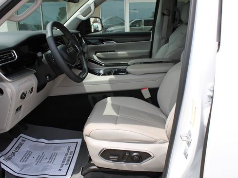 Certified 2023 Jeep Wagoneer Series II w/ Convenience Group I AWD/4WD image 12
