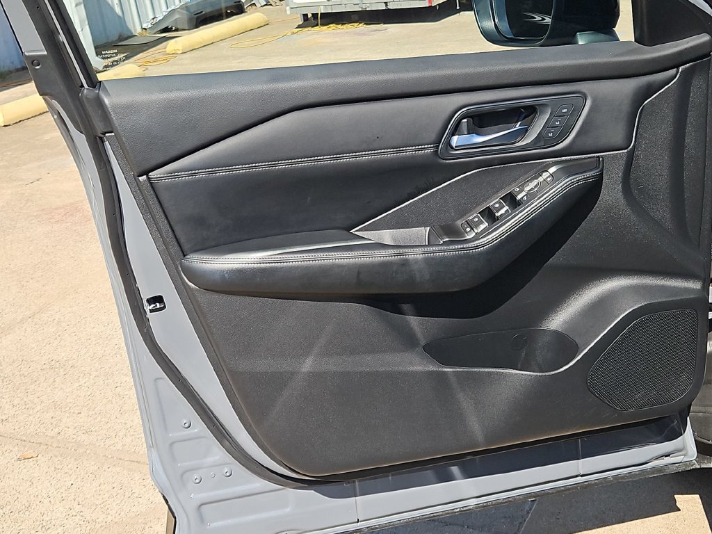 Used 2025 Nissan Rogue SL w/ SL Premium Package FWD image 12