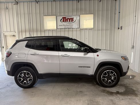 Used 2025 Jeep Compass Trailhawk w/ Trailhawk Elite Group AWD/4WD image 2