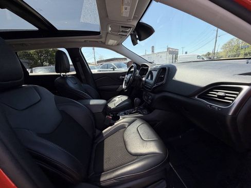 Used 2021 Jeep Cherokee Latitude Plus w/ Sun & Sound Group AWD/4WD image 14