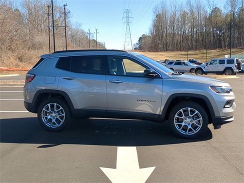 New 2024 Jeep Compass Latitude w/ Sun and Sound Group image 8