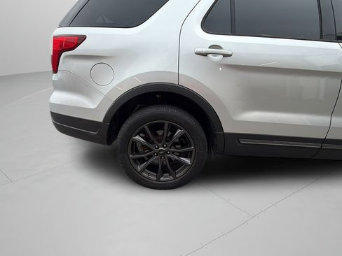 Used 2018 Ford Explorer XLT w/ XLT Appearance Package AWD/4WD image 36
