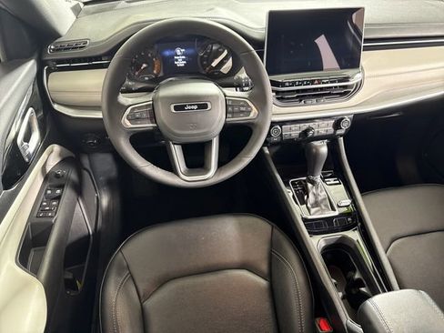 Used 2025 Jeep Compass Limited image 23