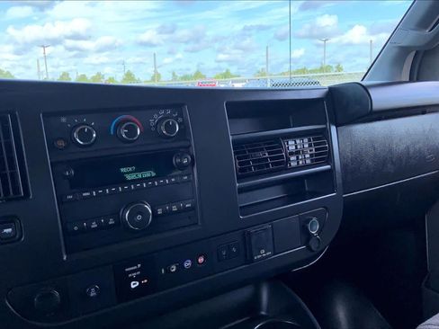 Certified 2025 GMC Savana 3500 LT w/ LT Preferred Equipment Group RWD image 33