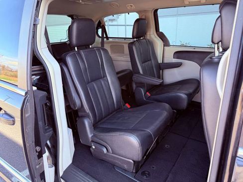 Used 2015 Chrysler Town & Country Touring image 22