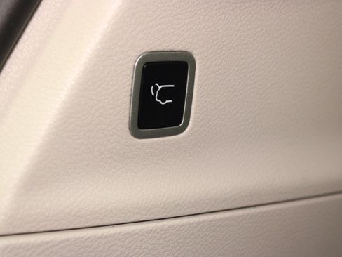 Used 2024 Chrysler Pacifica Touring-L FWD image 13