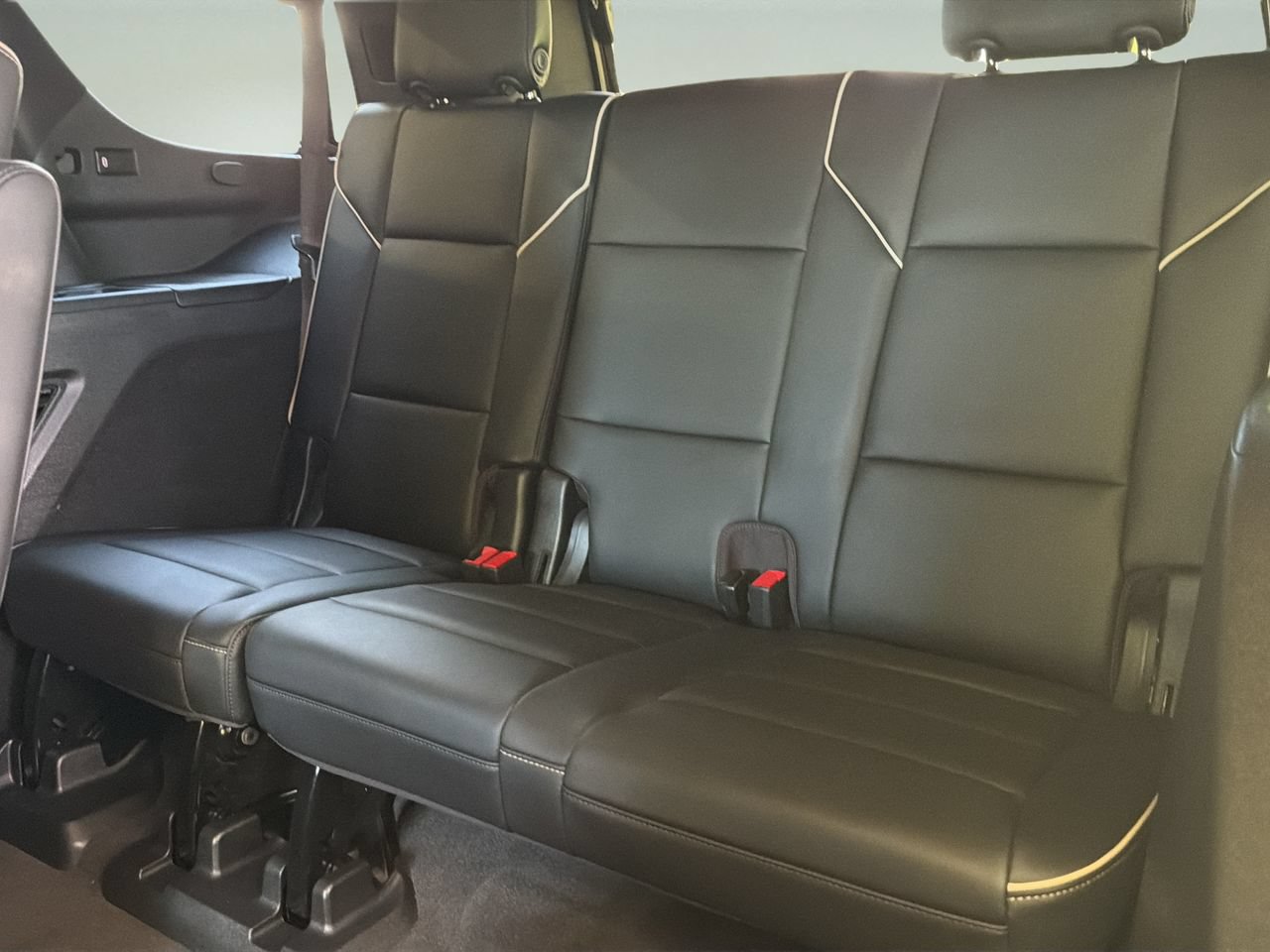 Used 2022 Cadillac Escalade Premium Luxury AWD/4WD image 13