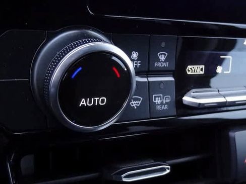 Used 2023 Toyota Highlander LE image 29