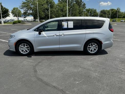 Used 2024 Chrysler Pacifica Touring-L FWD image 8